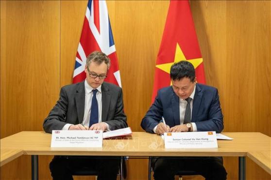 Việt Nam và Anh ký thỏa thuận hợp tác chống di cư bất hợp pháp