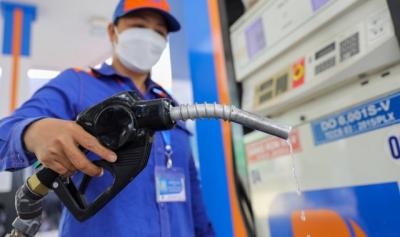 Giá xăng tiếp đà giảm, RON 95 xuống dưới 19,000 đồng/lít