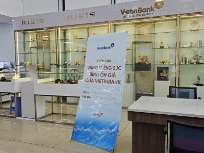 Người dân đổ xô đi mua vàng trong ngày đầu SJC và 4 ngân hàng mở bán