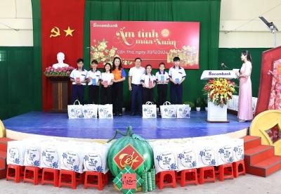 Sacombank mang "Ấm tình mùa xuân" đến với các hoàn cảnh khó khăn dịp Xuân Ất Tỵ 2025 
