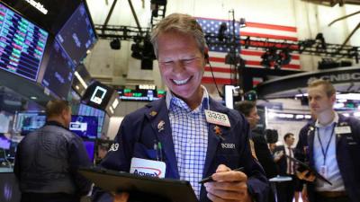 Dow Jones tăng gần 400 điểm