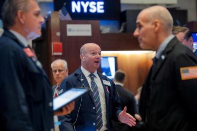 S&P 500 và Nasdaq Composite khởi sắc trong phiên đầy biến động